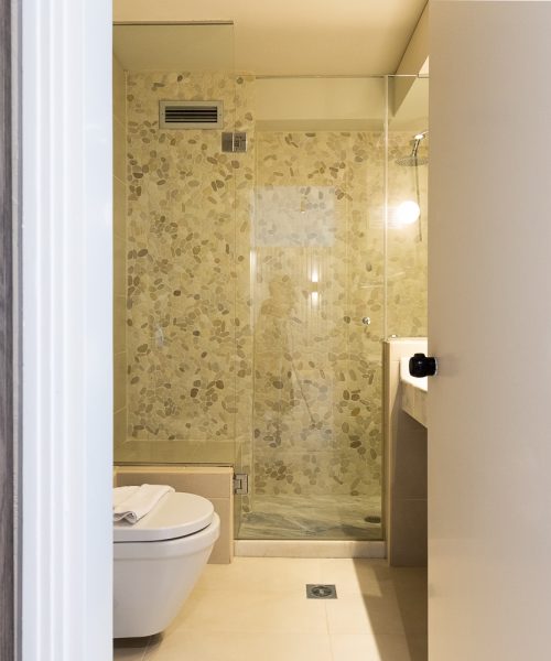 executive-suite-bathroom